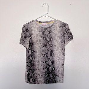 Pink lily snake print T-shirt size small